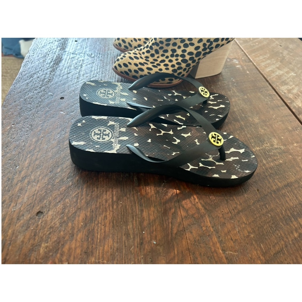tory burch! flip flops with small platform